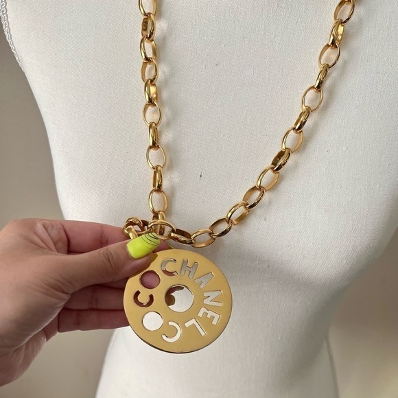 CHANEL GOLD PLATED VINTAGE OVERSIZED COCO NECKLACE - Picture 2 of 7